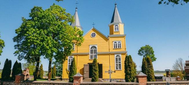 Tverų Švč. Mergelės Marijos Apsilankymo bažnyčia su varpine