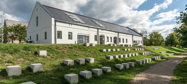 Rietavo savivaldybės kultūros centras - Rietavo turizmo ir verslo informacijos centras (buvusi  karietinė - arklidės)