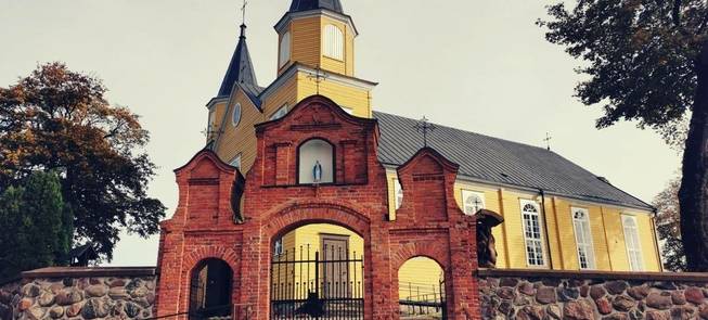 Tverų Švč. Mergelės Marijos Apsilankymo bažnyčia su varpine