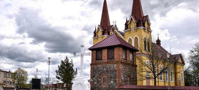 Medingėnų Švč. Trejybės bažnyčia su varpine