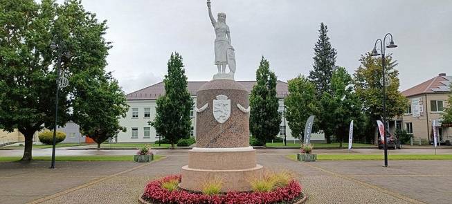 Laisvės (buvusi Turgaus) aikštė ir paminklas