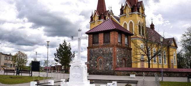 Medingėnų Švč. Trejybės bažnyčia su varpine