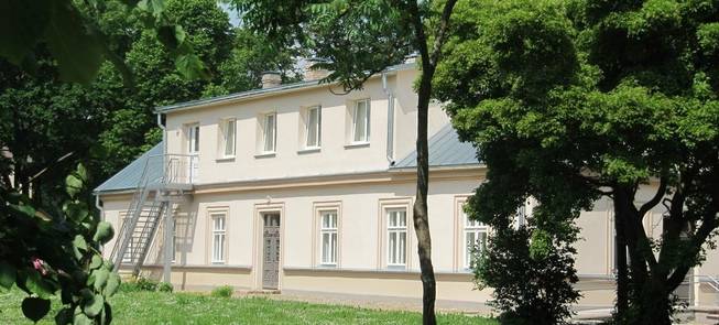 Rietavo dvaro sodybos pirmas namas (vad.  „Kryžauna", buv. amatininkų namas)